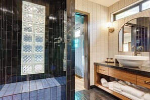 Deluxe Room | Bathroom | Shower, hair dryer, towels, soap - The Louie Boutique Motel (Newport)
