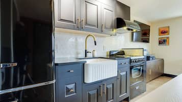 Deluxe-Zimmer, Terrasse, eingeschränkter Meerblick | Eigene Küche