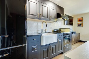 Deluxe Room, Patio, Partial Ocean View | Private kitchen - The Louie Boutique Motel (Newport)