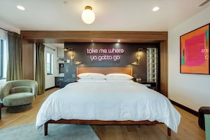 Deluxe Δωμάτιο, Αίθριο | Χρηματοκιβώτιο σ το δωμάτιο, κουρτίνες συσκότισης, σίδερο/σιδερώστρα 