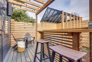 Deluxe Studio | Outdoor dining - The Louie Boutique Motel (Newport)