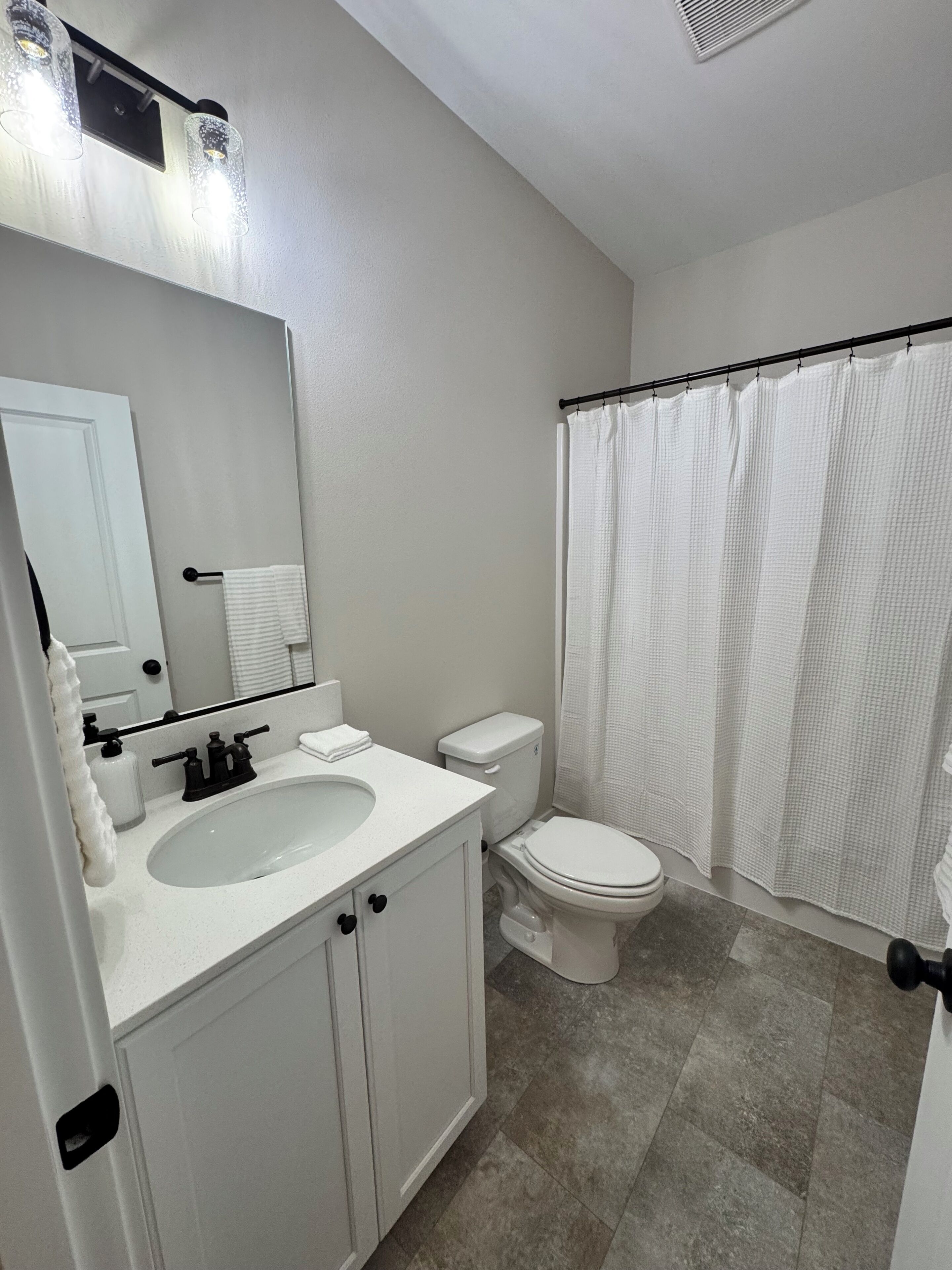 Combined shower/bathtub, rainfall showerhead, free toiletries
