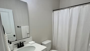 Combined shower/bathtub, rainfall showerhead, free toiletries