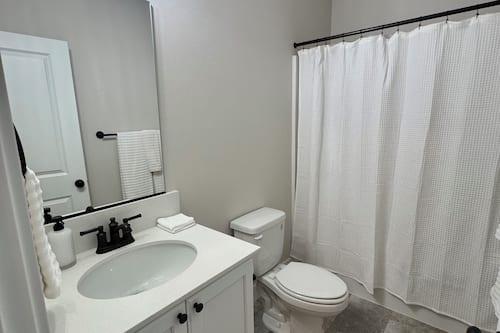 Combined shower/tub, rainfall showerhead, free toiletries, hair dryer