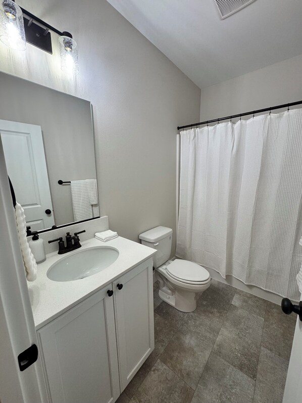 Combined shower/tub, rainfall showerhead, free toiletries, hair dryer - Darlingwood  (Yamhill)