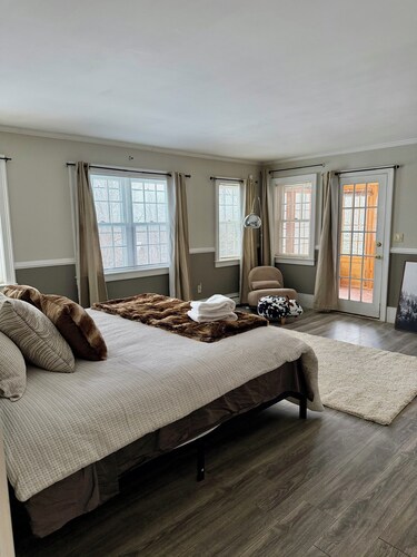 Ski Farm / Huge Pool/  Fireplaces /25 Min to Okemo