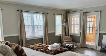 Ski Farm / Huge Pool/ Fireplaces /25 Min to Okemo