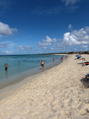 3-bedroom 2 bath villa  private pool in Noord 5 min drive to beach