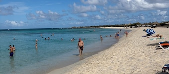 3-bedroom 2 bath villa private pool in Noord 5 min drive to beach