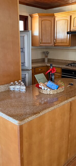 Private kitchen - 3-bedroom 2 bath villa  private pool in Noord 5 min drive to beach (Noord)