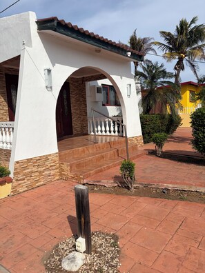 Exterior - 3-bedroom 2 bath villa  private pool in Noord 5 min drive to beach (Noord)