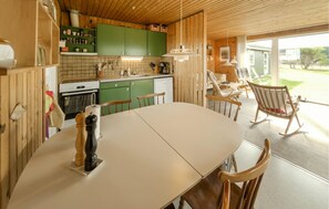Fridge, microwave, stovetop, dishwasher - Nice home in Glesborg with WiFi (Glesborg)