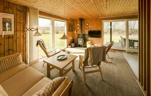TV, fireplace - Nice home in Glesborg with WiFi (Glesborg)