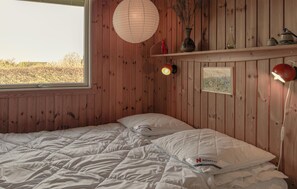3 bedrooms, travel crib, free WiFi - Nice home in Glesborg with WiFi (Glesborg)