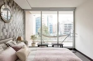 1 bedroom, iron/ironing board, WiFi, bed sheets - Modern Suite - XXL Balcony - Ideal for Long Stays (Quito)