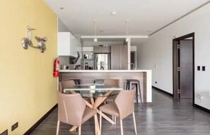Dining - Modern Suite - XXL Balcony - Ideal for Long Stays (Quito)