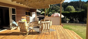 All Decked Out in Beautiful Taupo Bay 2 minute walk to beach and Kids playground