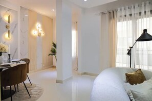 2 bedrooms - Luxurious 1-bedroom apartment & 1 African-style bedroom (Dakar)