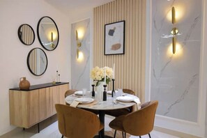 Dining - Luxurious 1-bedroom apartment & 1 African-style bedroom (Dakar)