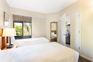 2 bedrooms, iron/ironing board, free WiFi, bed sheets - Hideaway 2BR + Loft w/ Fully Equipped Kitchen & Fireplace near Village Buzz (Whistler)