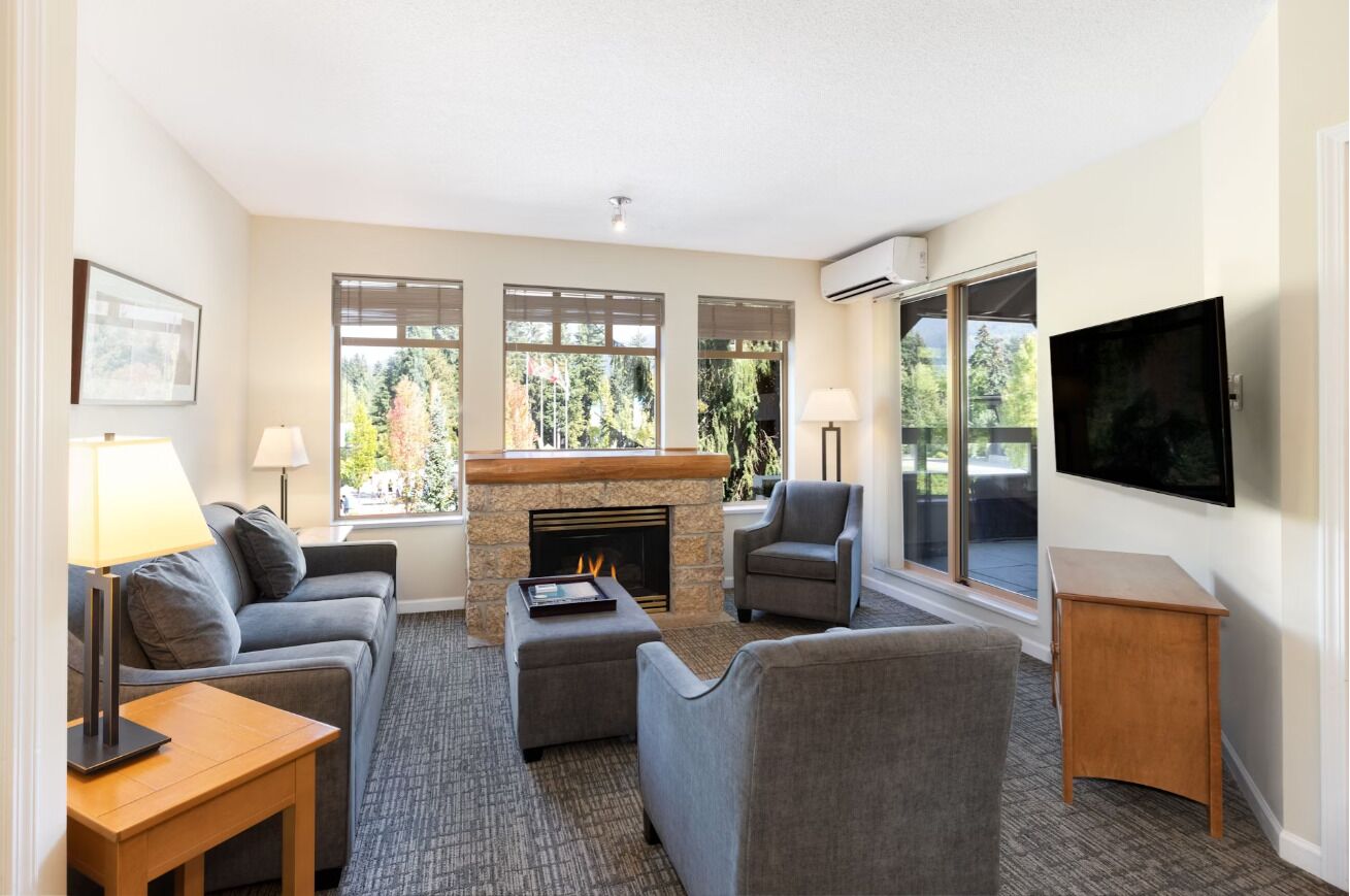 TV, fireplace