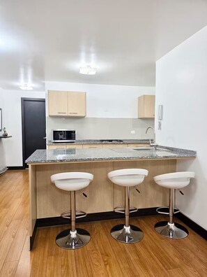 Private kitchen - Spacious Suite - Balcony and Gym (Quito)