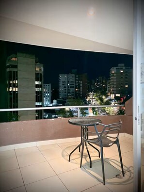 Outdoor dining - Spacious Suite - Balcony and Gym (Quito)