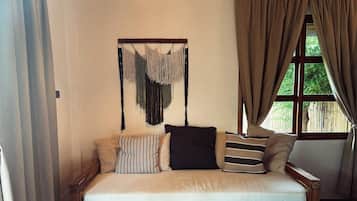 Deluxe Suite, Beach View | Interior