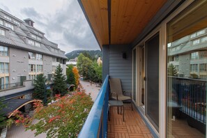 Property grounds - Whistler Village Stay | Spacious Comfort w/Full Kitchen & Fireplace | Ski Access (Whistler)