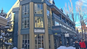 En hörnbildning med ett markant torn, stora fönster och en skylt med texten ”Kerr Fine Jewellery”.
