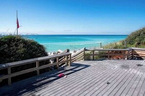 Property grounds - Blu’s Away - Short Walk to the Beach! Just steps from the Pool! Rooftop Deck with beautiful views! Sleeps 12 (Santa Rosa Beach)