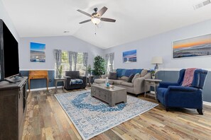 Living area - Perfect 3-bedroom condo with AC in tranquil Myrtle Beach (Myrtle Beach)