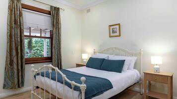2 bedrooms, desk, iron/ironing board, WiFi