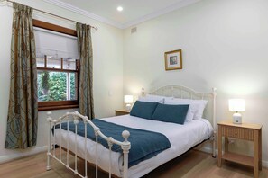 2 bedrooms, desk, iron/ironing board, WiFi - Nola's Coastal Cottage Henley Beach (Henley Beach)