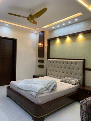 5 bedrooms, iron/ironing board, free WiFi