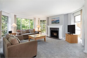 TV, fireplace - Bright Mountain Woodrun Retreat Perfect for Ski Adventures & Relaxation (Squamish-Lillooet)