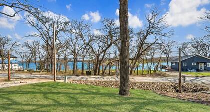 This lake getaway on the `Narrows` off East Lake offers easy access to boating, fishing, & nightlife