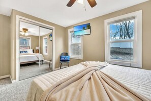 Room - This lake getaway on the `Narrows` off East Lake offers easy access to boating, fishing, & nightlife (Spirit Lake)