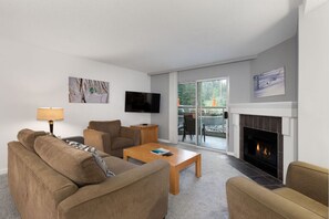 TV, fireplace - Tranquil Condo Near Whistler Village – Explore Nature with Ski In/Out Access (Squamish-Lillooet)
