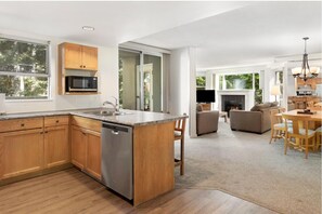 Interior - Comfortable Private Condo Retreat Perfect for Exploring Whistler’s Wilderness (Squamish-Lillooet)