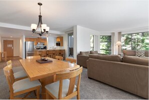 Interior - Comfortable Private Condo Retreat Perfect for Exploring Whistler’s Wilderness (Squamish-Lillooet)