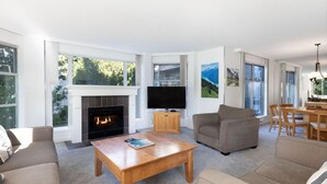 TV, fireplace - Lots of room for your family or group | Near ski run | Pool & Hot Tub (Squamish-Lillooet)