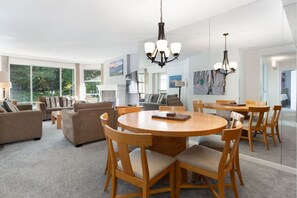 Dining - Ski-In Ski-Out | Near Blackcomb Gondola & Upper Village | Pool & Hot Tub (Squamish-Lillooet)