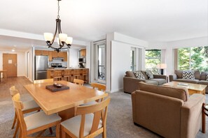 Interior - Woodrun Ski-In Ski-Out Bliss | Mountain View | Heated Pool and Hot Tub (Squamish-Lillooet)