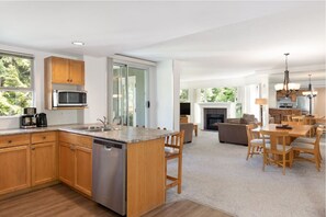 Fridge, microwave, oven, stovetop - Woodrun Ski-In Ski-Out Bliss | Mountain View | Heated Pool and Hot Tub (Squamish-Lillooet)