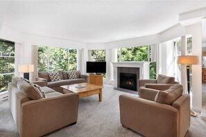 TV, fireplace - Woodrun Ski-In Ski-Out Bliss | Mountain View | Heated Pool and Hot Tub (Squamish-Lillooet)