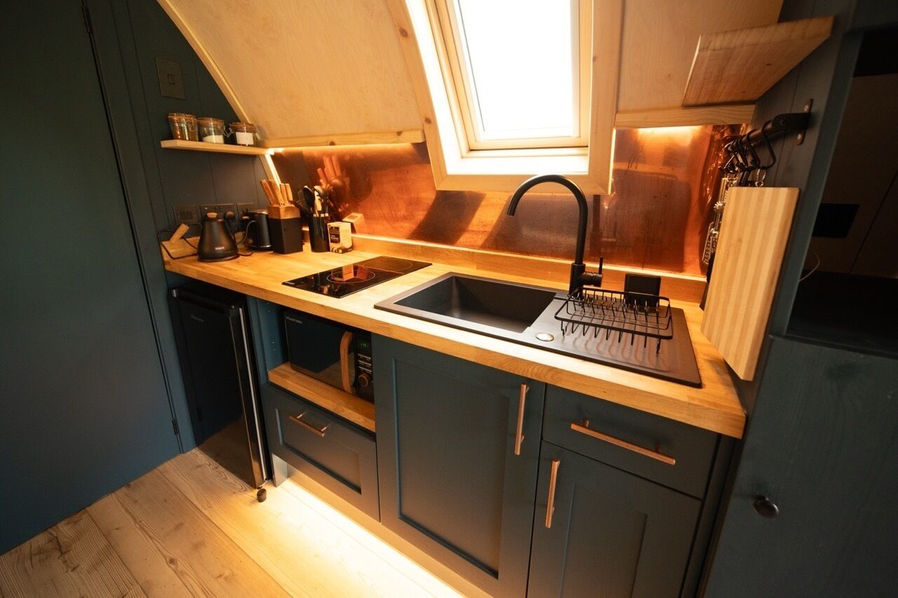 Coffee/tea maker, fridge, microwave, stovetop