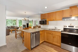 Coffee/tea maker, fridge, microwave, oven - Blackcomb Mountain Retreat| Ski in/out Location | with Pool and Hot Tub (Squamish-Lillooet)