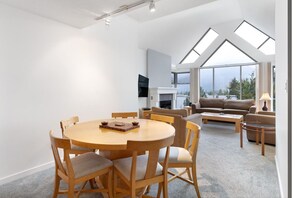 Dining - Bright & Spacious | Scenic Balcony Views | Ski In/Out - Blackcomb Mountain (Squamish-Lillooet)