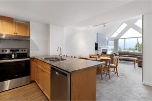Coffee/tea maker, fridge, microwave, oven - Bright & Spacious | Scenic Balcony Views | Ski In/Out - Blackcomb Mountain (Squamish-Lillooet)